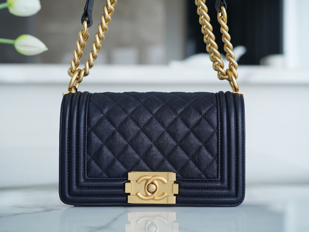 샤넬 보이백 스몰 다크블루 금장 캐비어