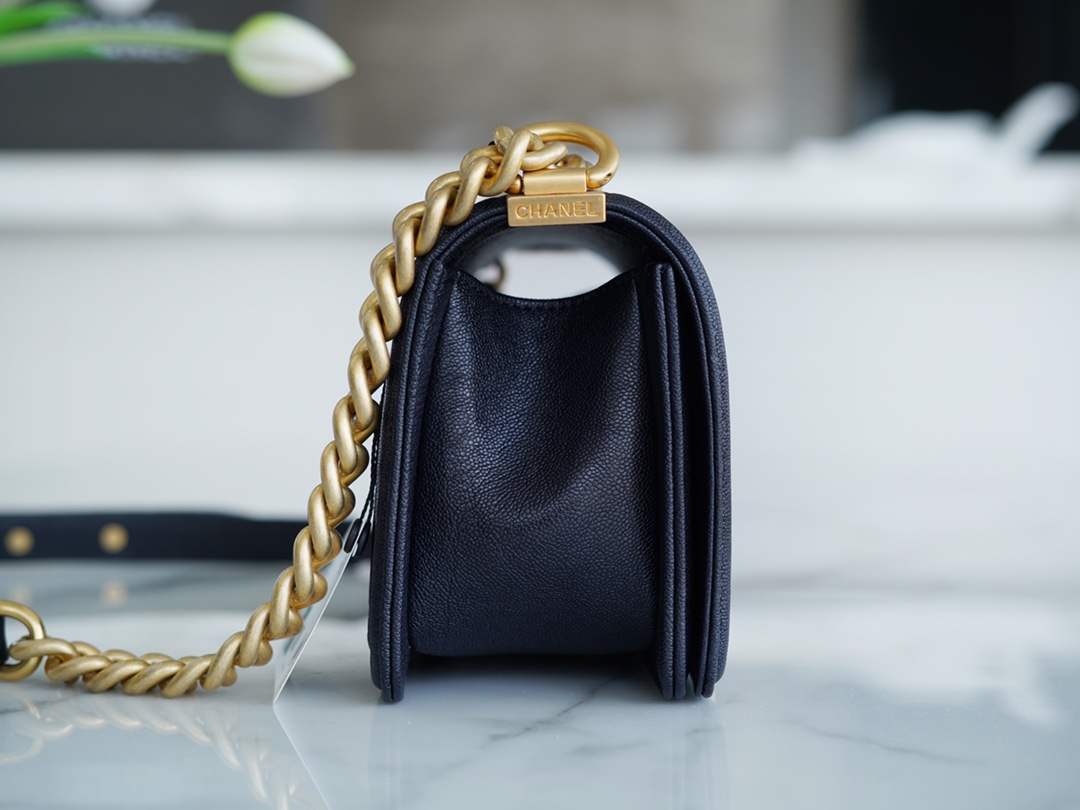 샤넬 보이백 스몰 다크블루 금장 캐비어