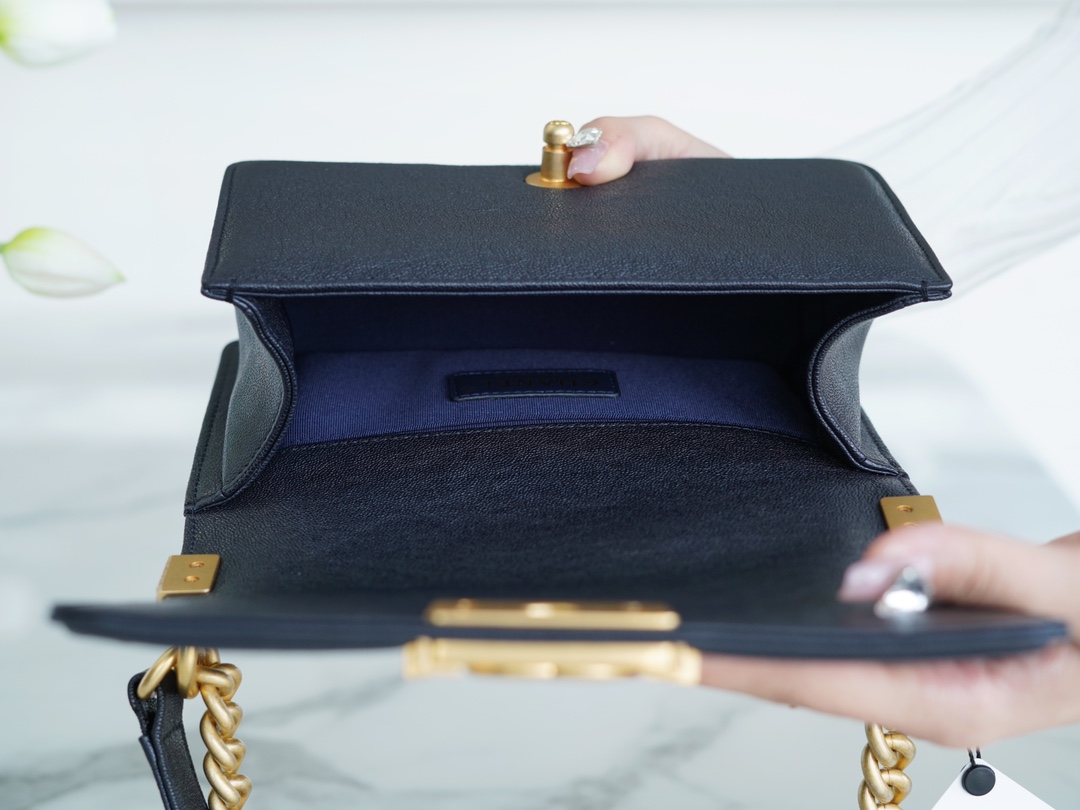 샤넬 보이백 스몰 다크블루 금장 캐비어