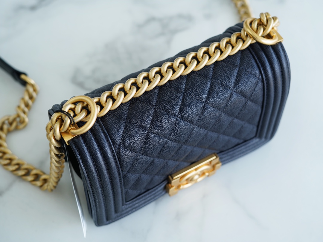 샤넬 보이백 스몰 다크블루 금장 캐비어