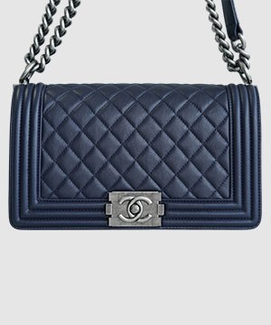 샤넬 보이백 미듐 다크블루 은장 캐비어