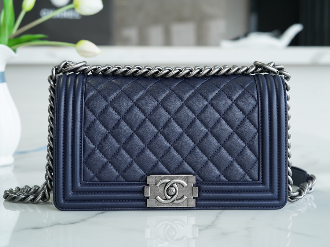 샤넬 보이백 미듐 다크블루 은장 캐비어
