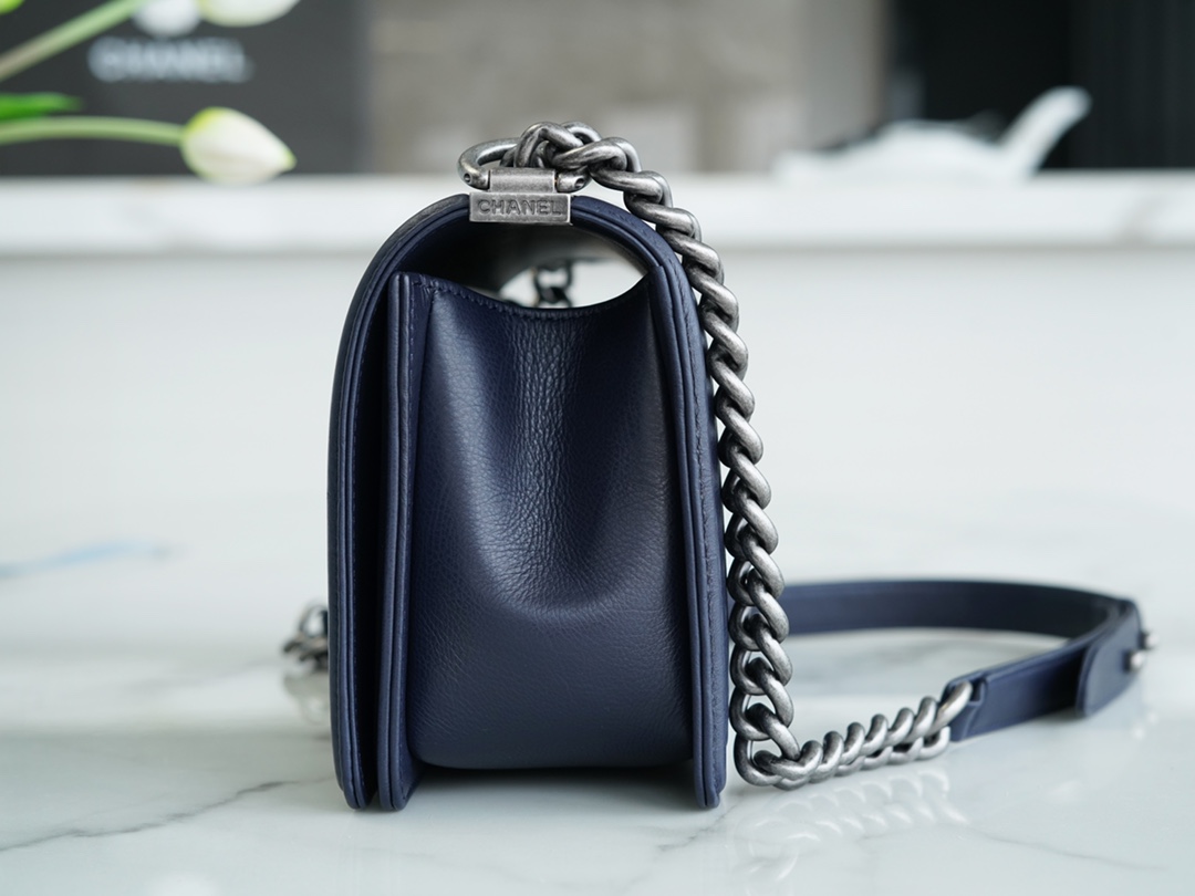 샤넬 보이백 미듐 다크블루 은장 캐비어