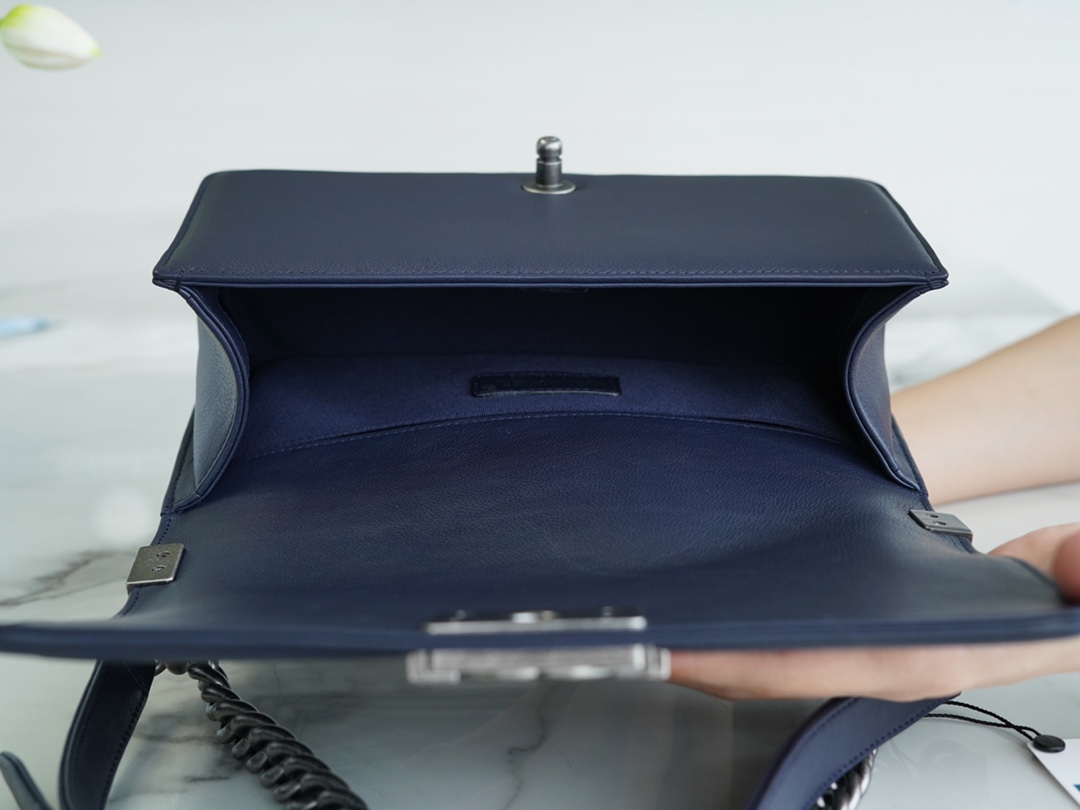 샤넬 보이백 미듐 다크블루 은장 캐비어