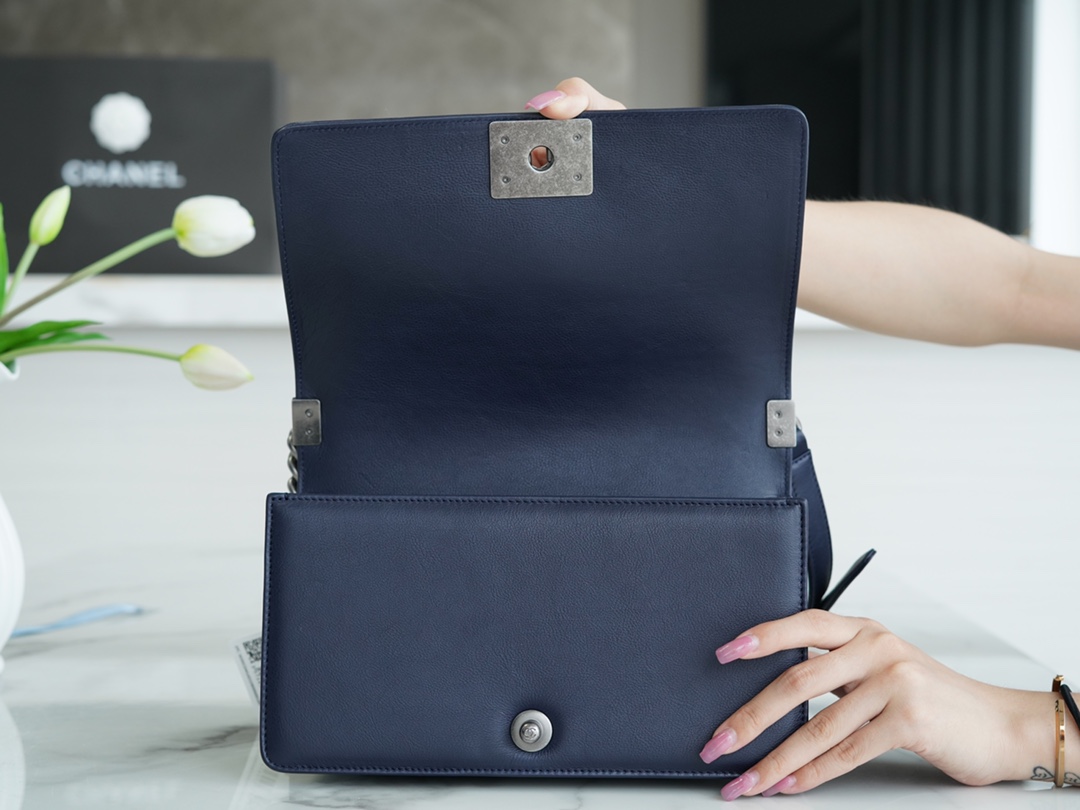 샤넬 보이백 미듐 다크블루 은장 캐비어