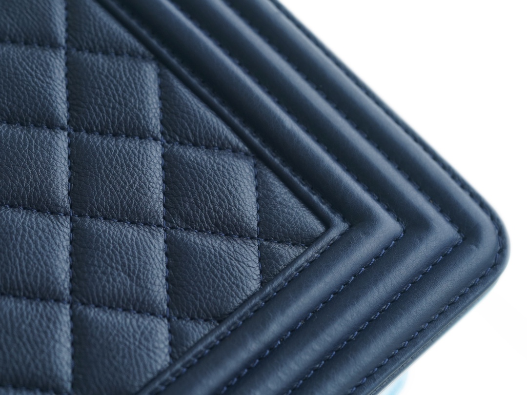 샤넬 보이백 미듐 다크블루 은장 캐비어