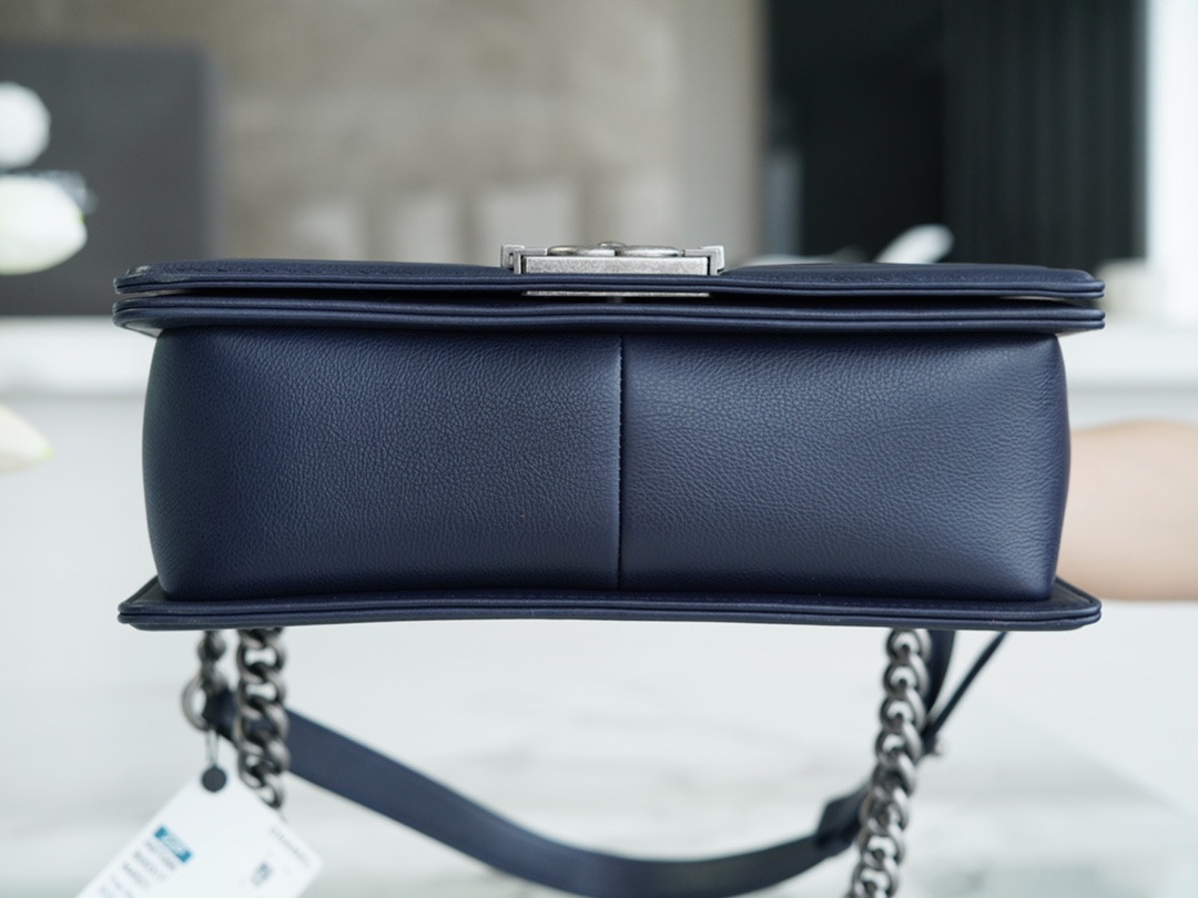 샤넬 보이백 미듐 다크블루 은장 캐비어