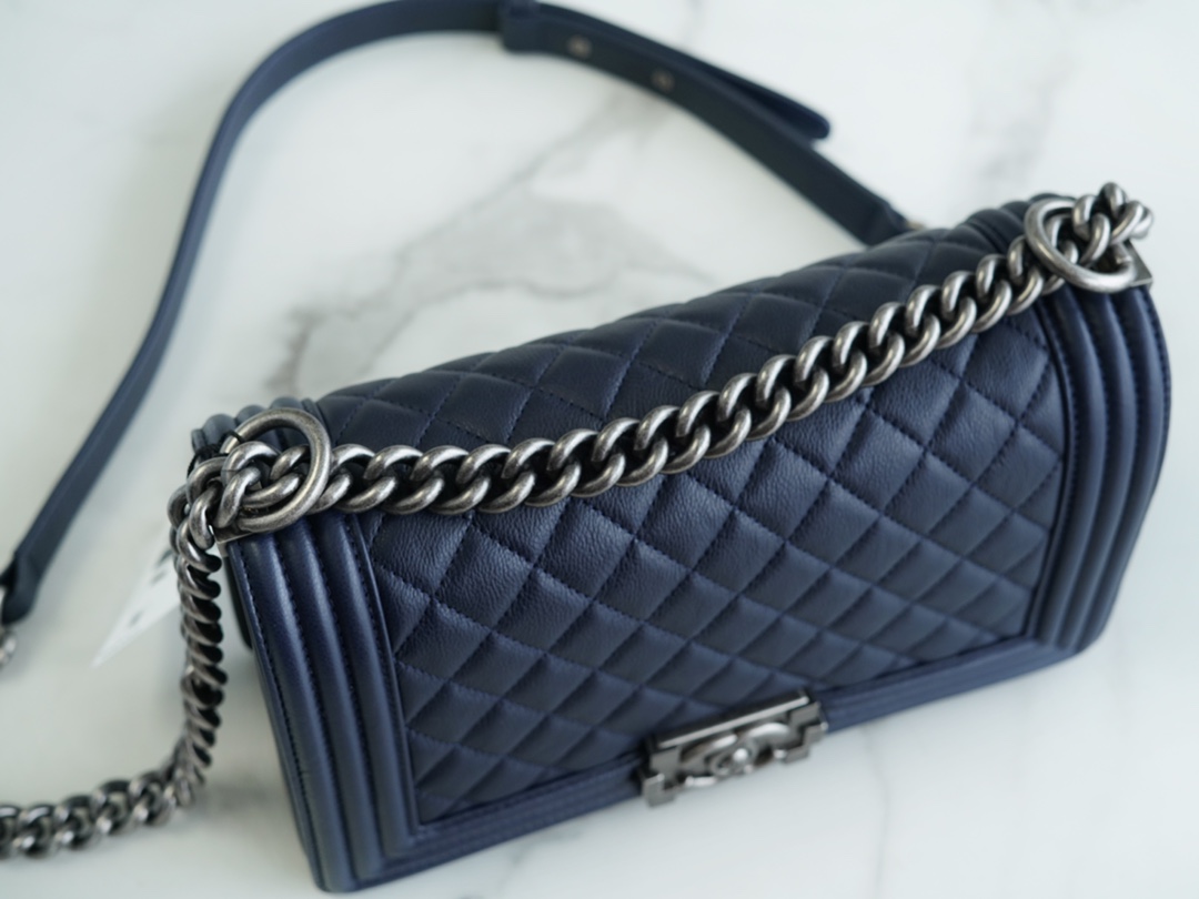 샤넬 보이백 미듐 다크블루 은장 캐비어