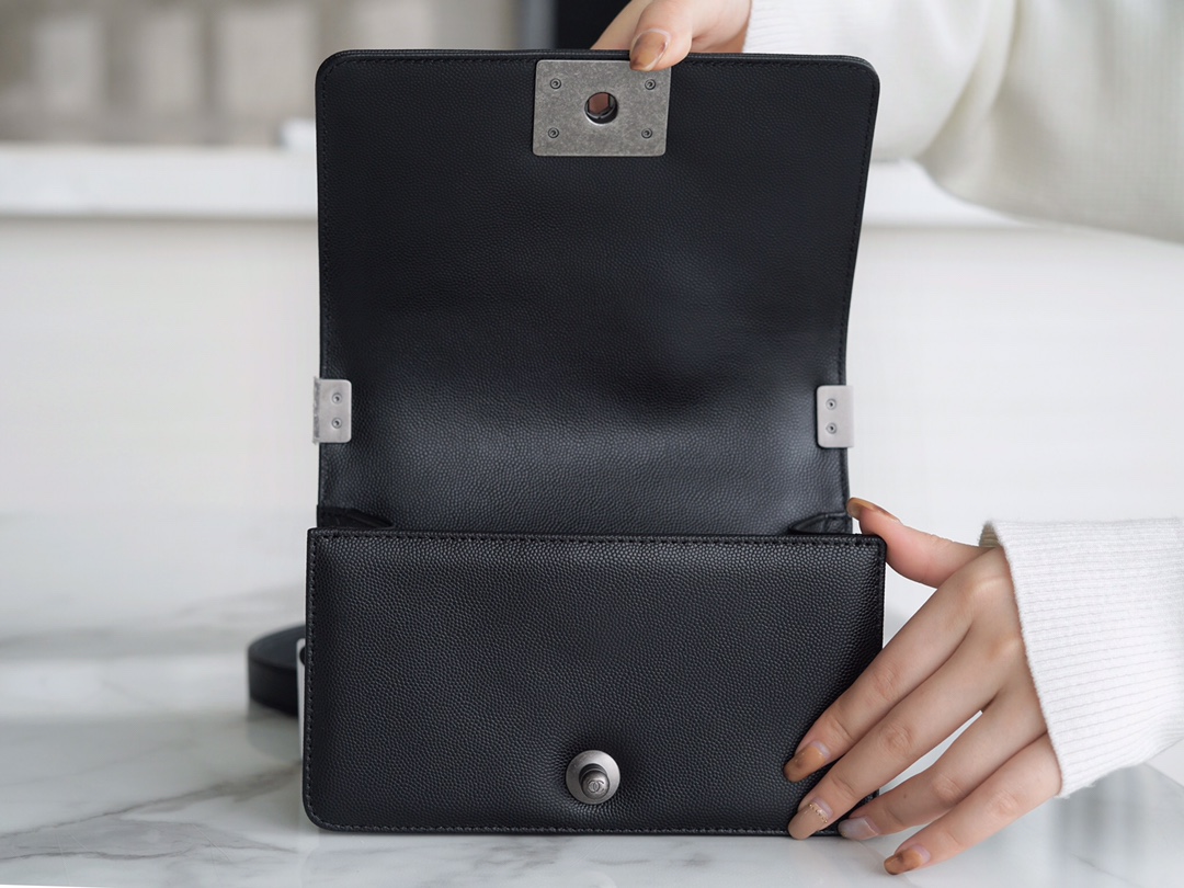 샤넬 보이백 스몰 블랙 은장 캐비어