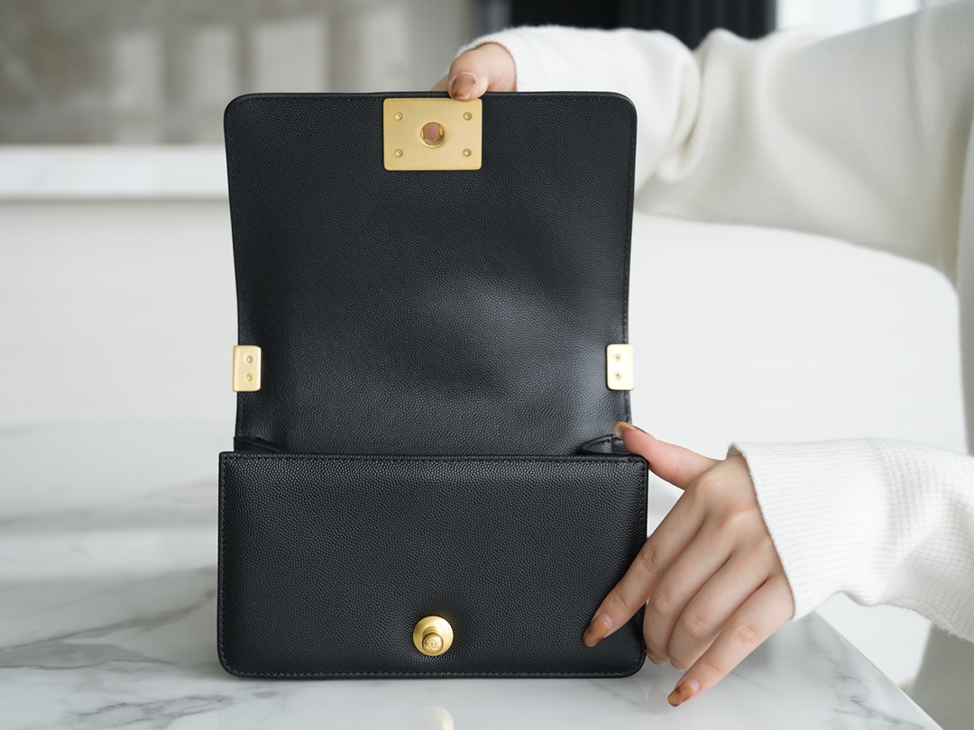 샤넬 보이백 스몰 블랙 금장 캐비어