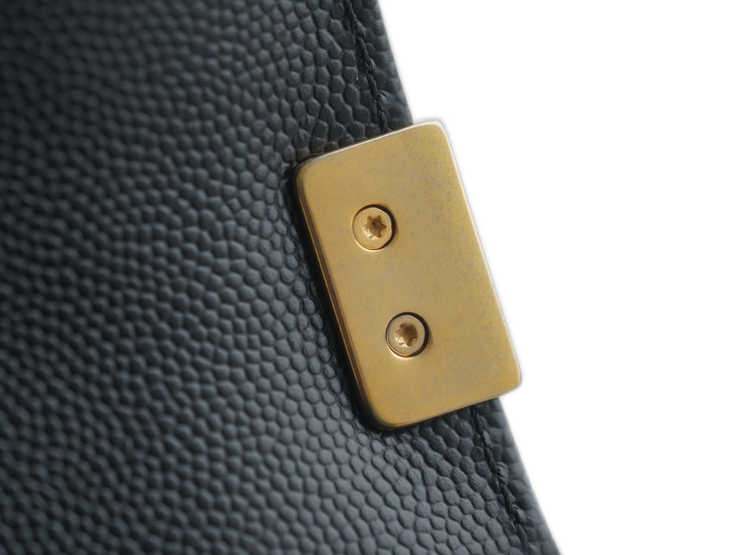 샤넬 보이백 스몰 블랙 금장 캐비어