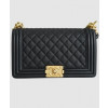 샤넬 보이백 미듐 블랙 금장 캐비어