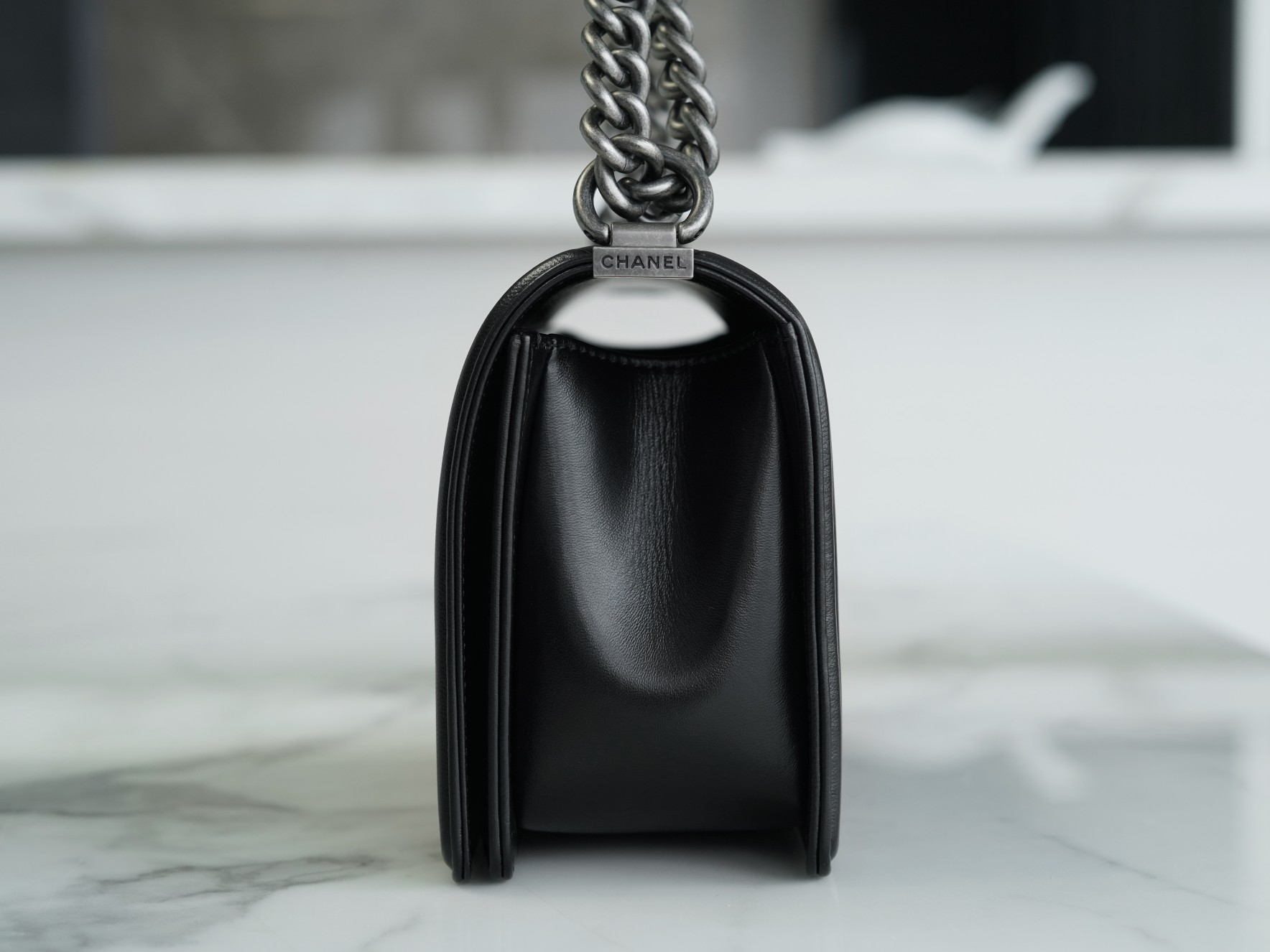 샤넬 보이백 미듐 블랙 은장 램스킨