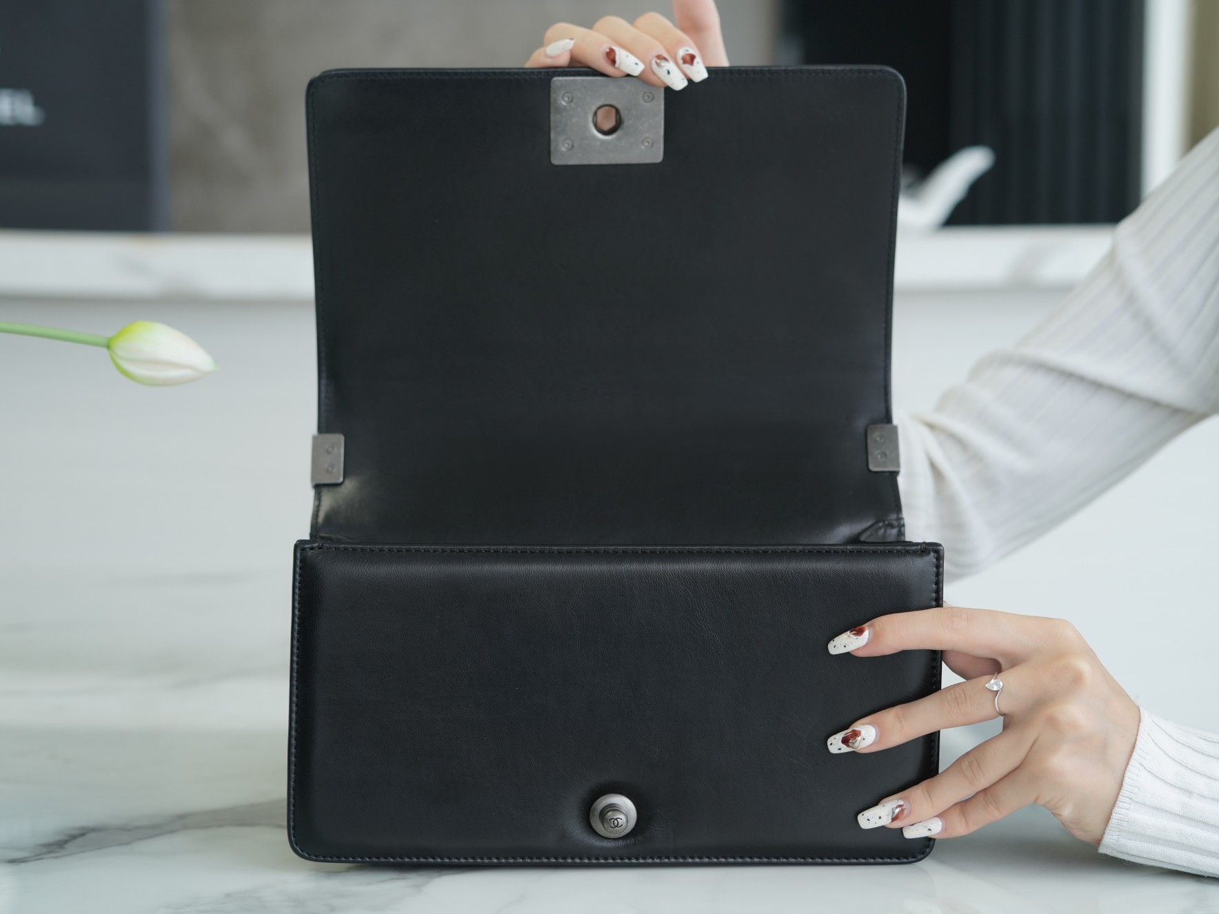 샤넬 보이백 미듐 블랙 은장 램스킨