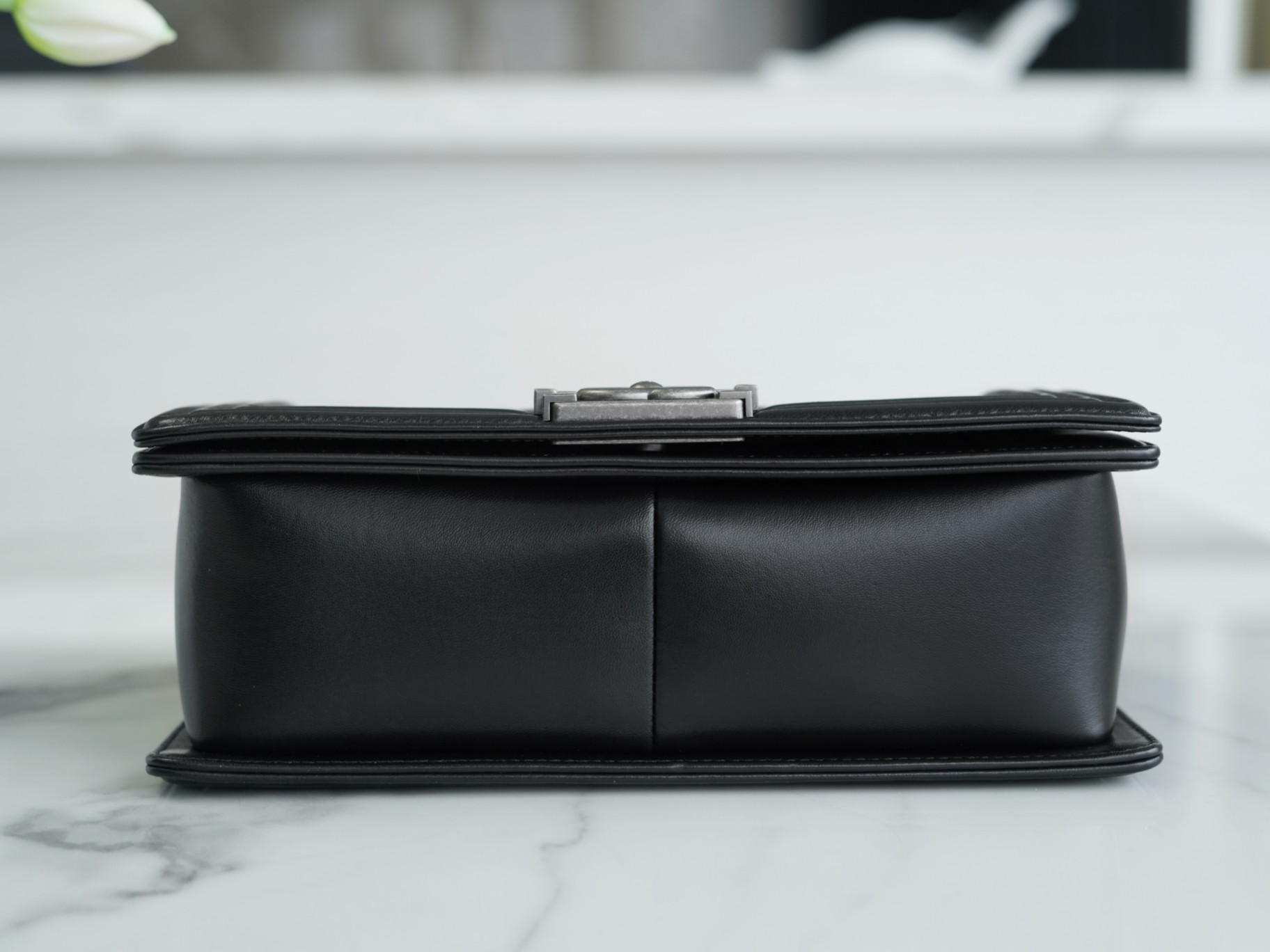 샤넬 보이백 미듐 블랙 은장 램스킨