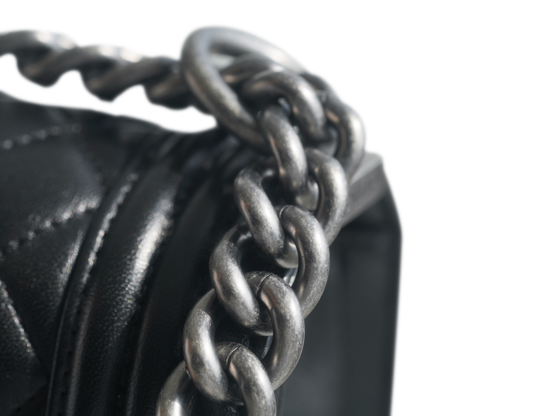 샤넬 보이백 미듐 블랙 은장 램스킨