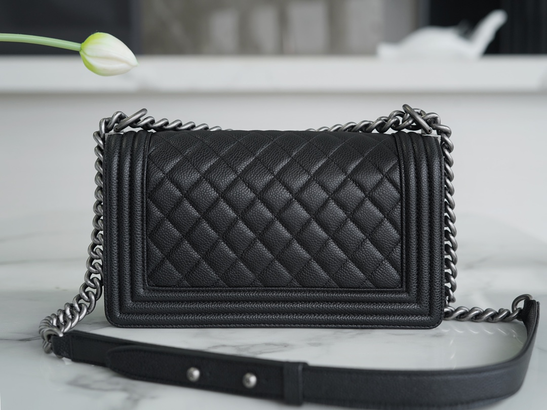 샤넬 캐비어 보이백 라지 실버 버클