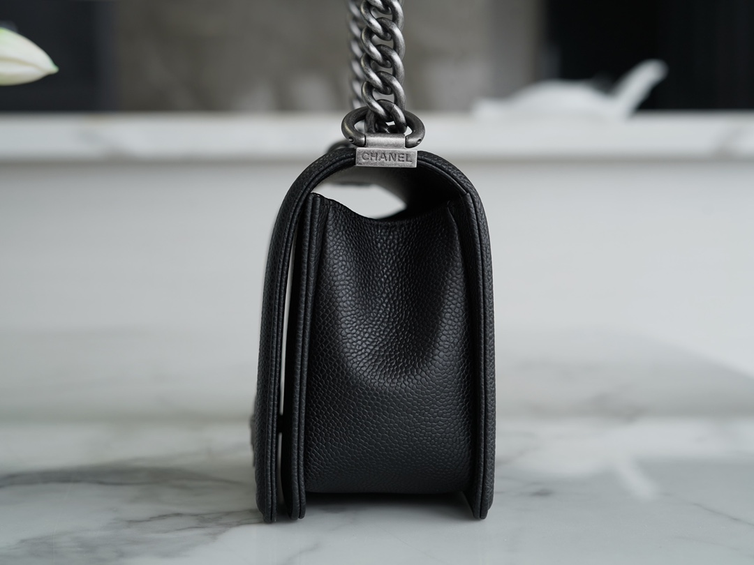 샤넬 캐비어 보이백 라지 실버 버클