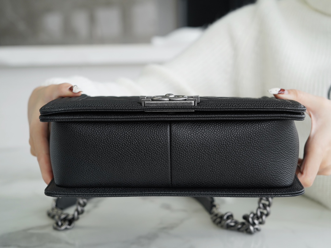 샤넬 캐비어 보이백 라지 실버 버클