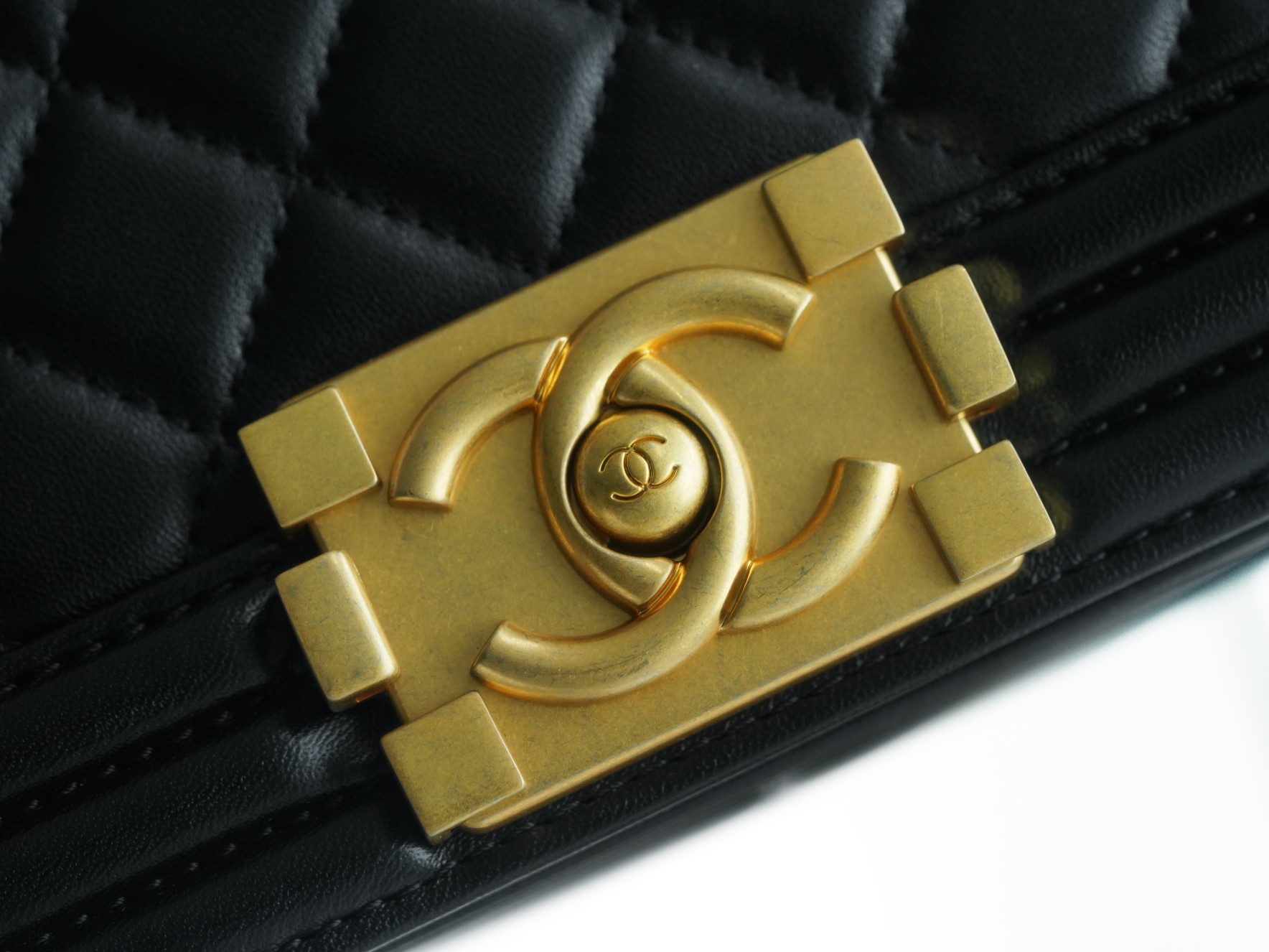 샤넬 램스킨 보이백 미듐 골드 버클