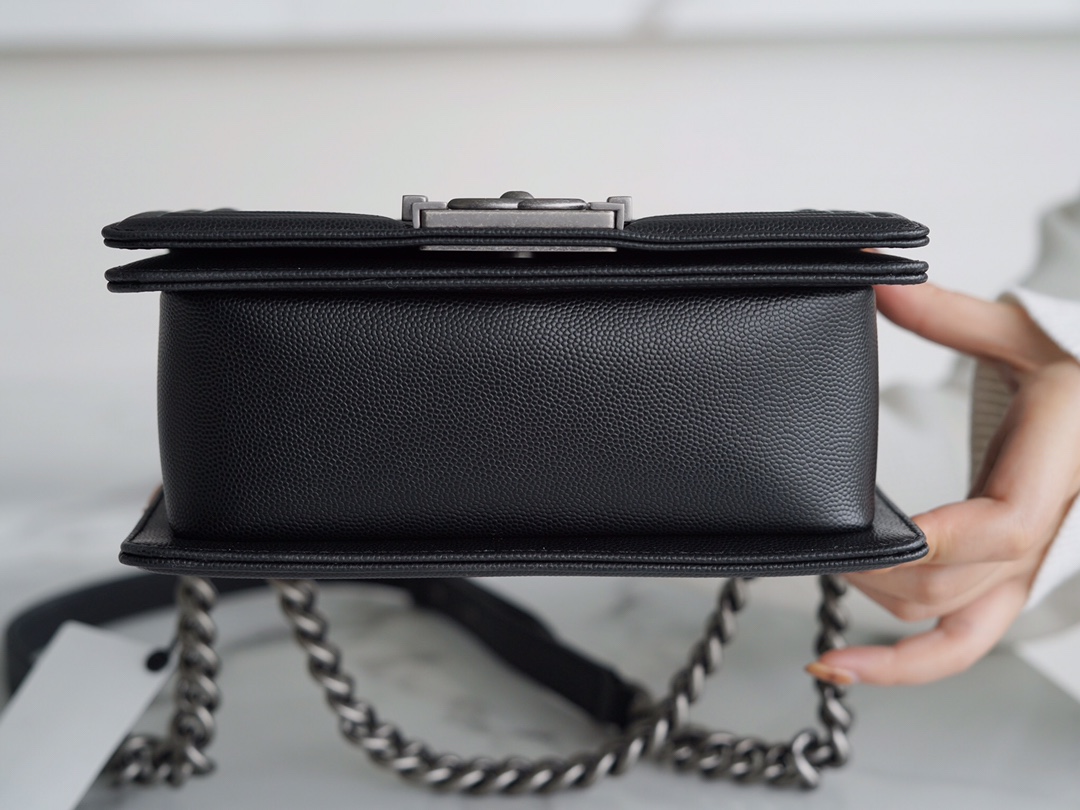 샤넬 보이백 미디움 블랙 은장 캐비어