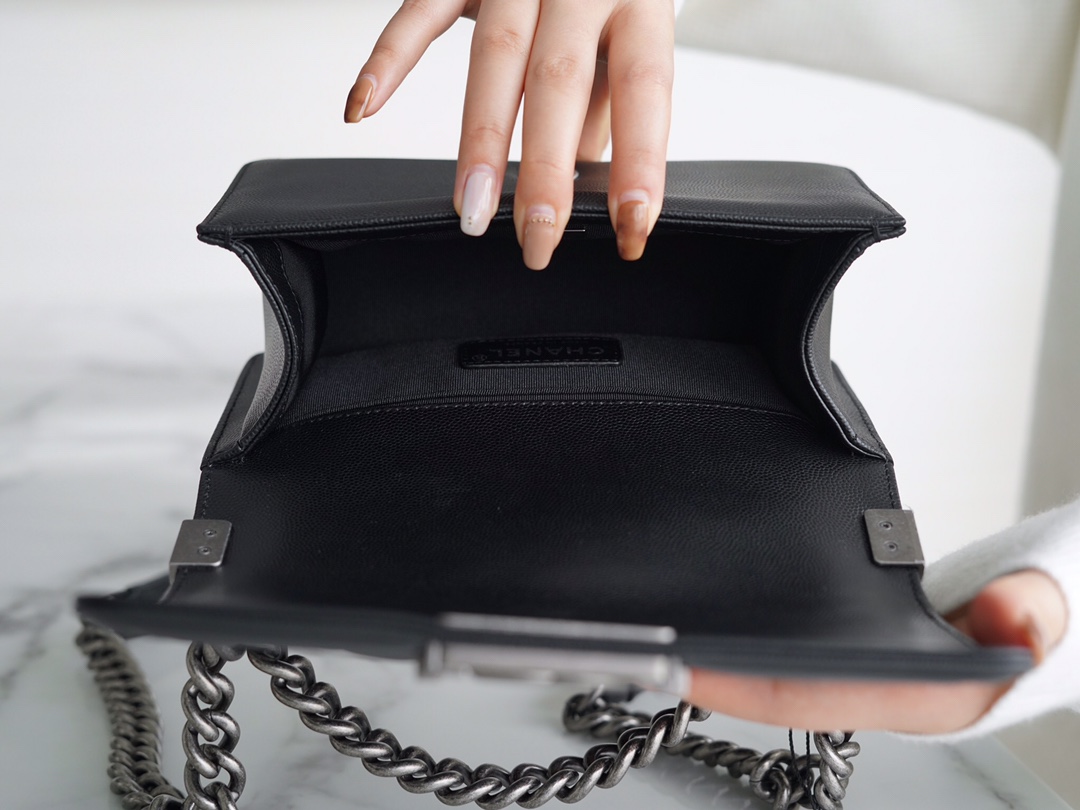 샤넬 보이백 미디움 블랙 은장 캐비어