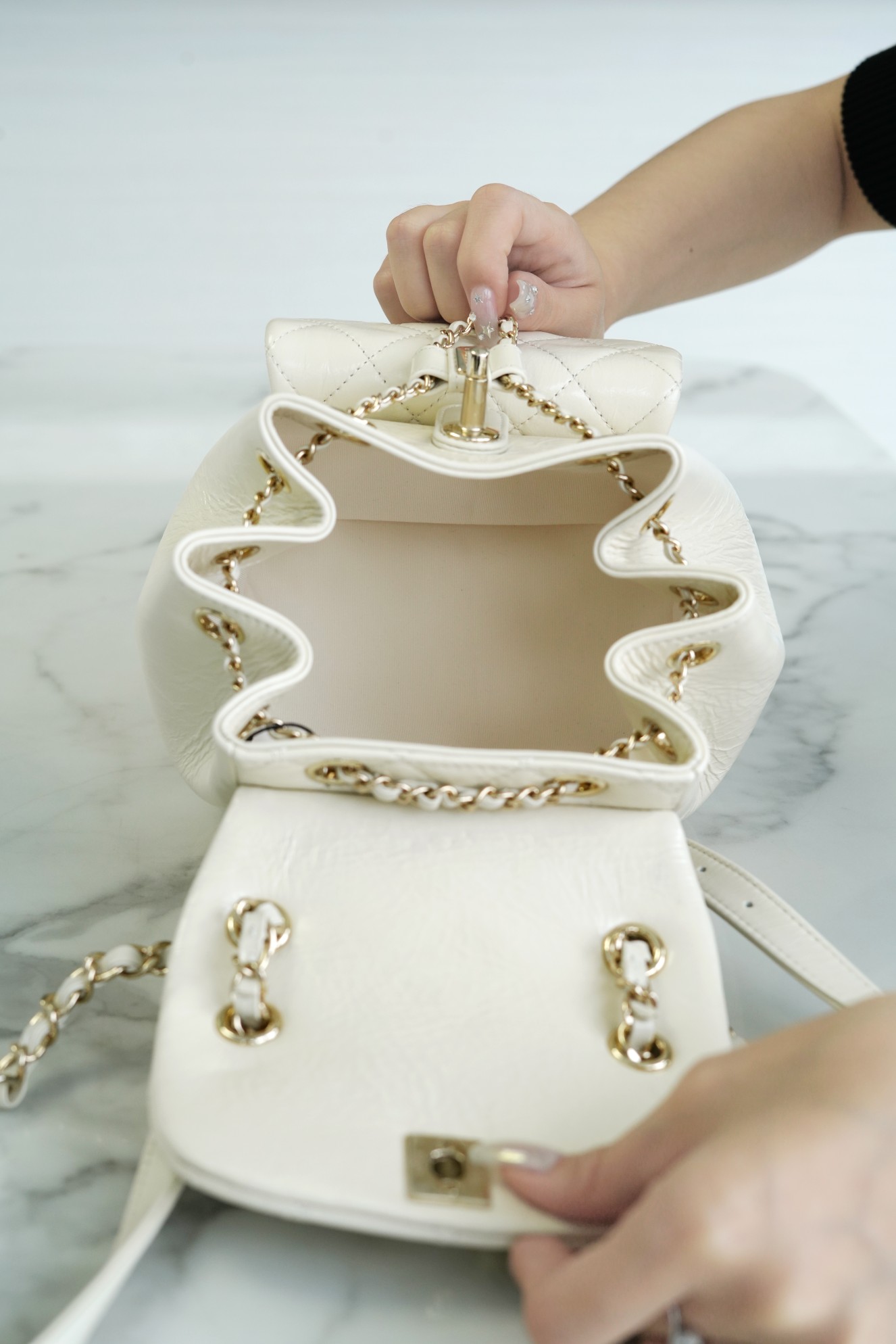 샤넬 22A 듀마 포켓 백 화이트