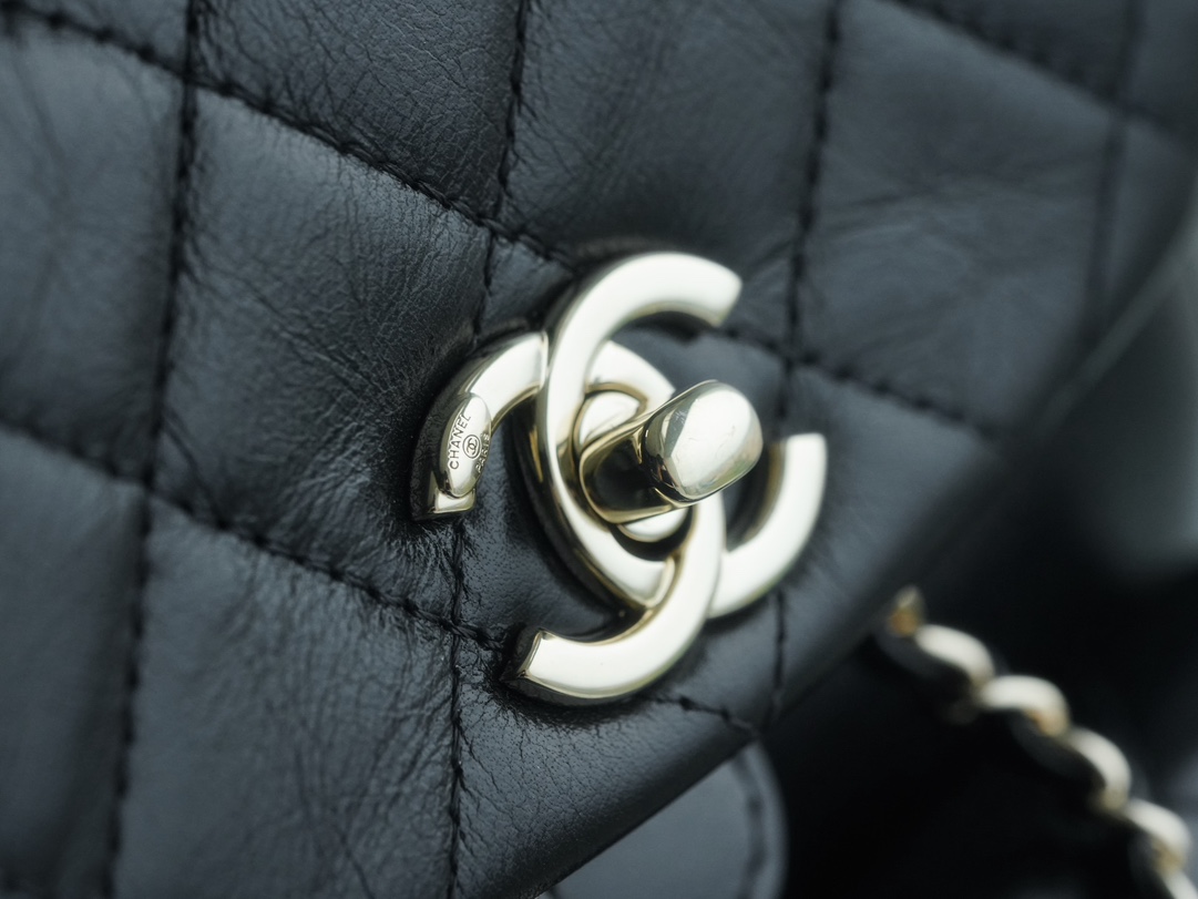 샤넬 22A 듀마 포켓 백 블랙