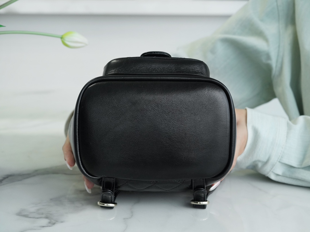 샤넬 22A 듀마 포켓 백 블랙