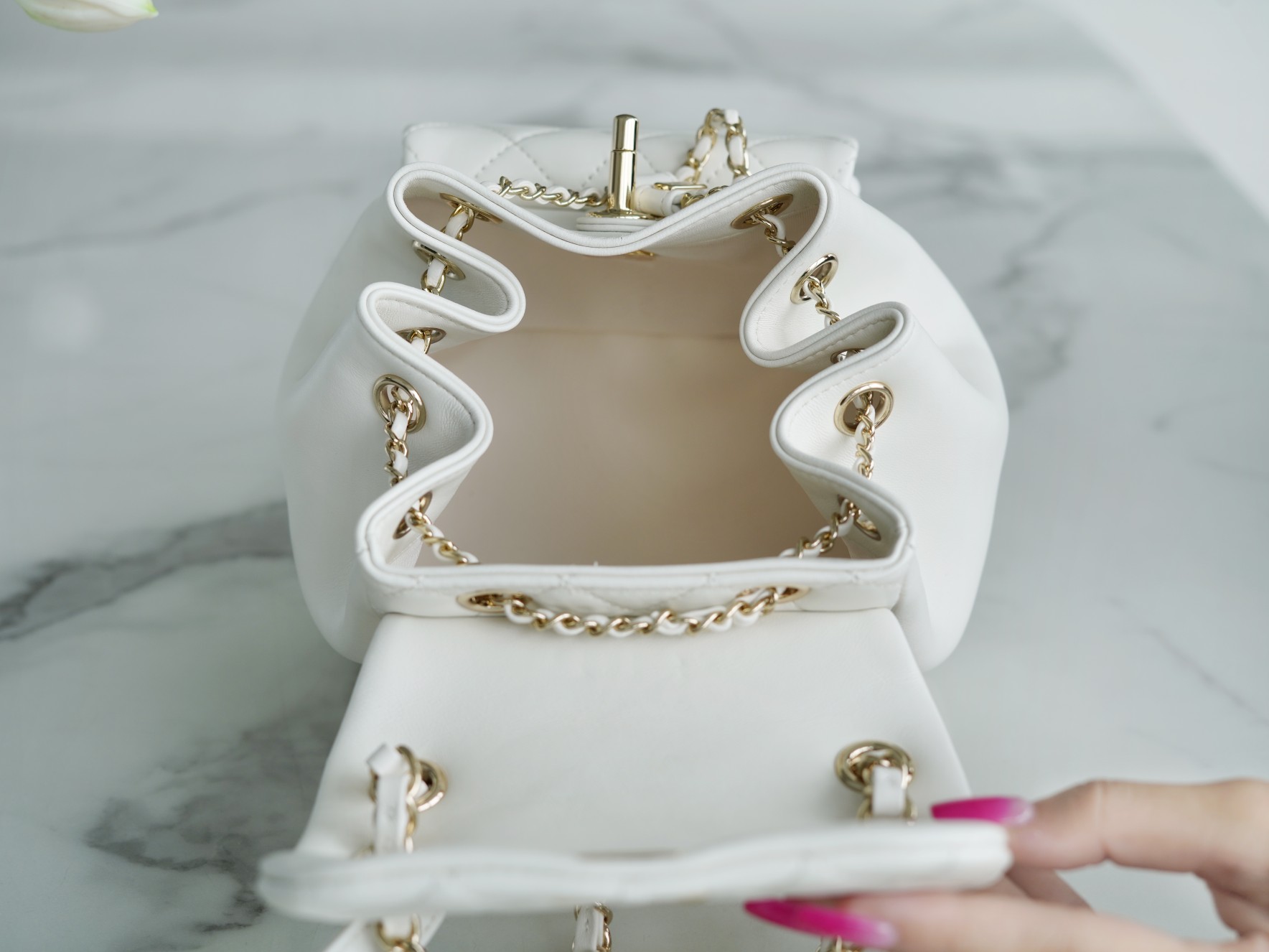 샤넬 22A 듀마 포켓 백 화이트