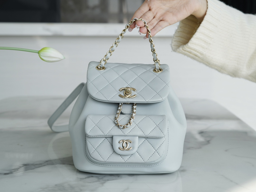 샤넬 22A 듀마 포켓 백 라이트 블루