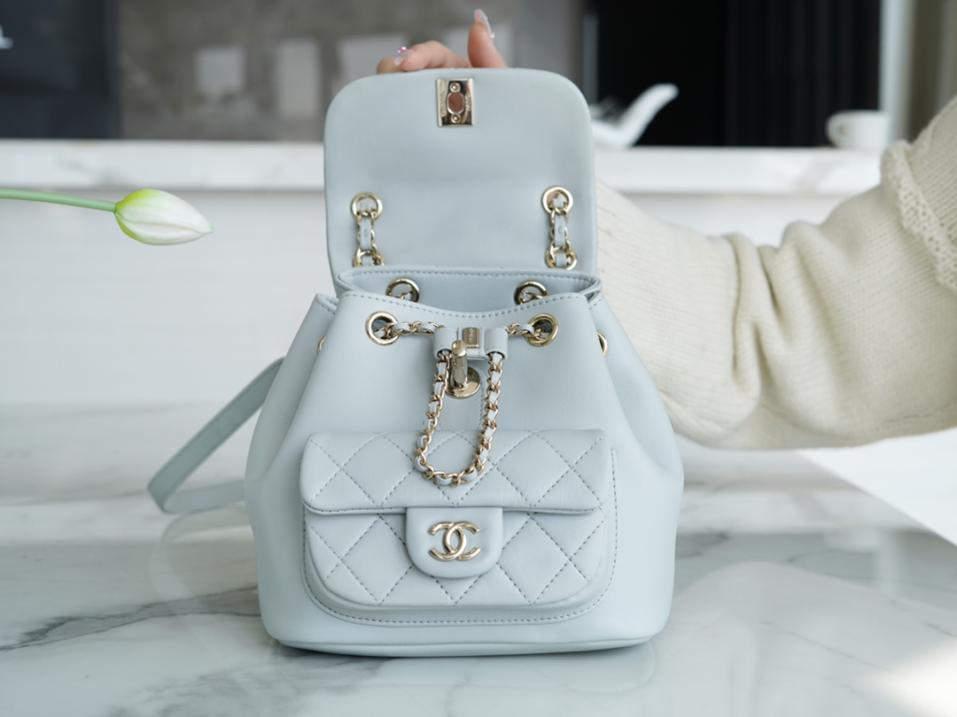 샤넬 22A 듀마 포켓 백 라이트 블루