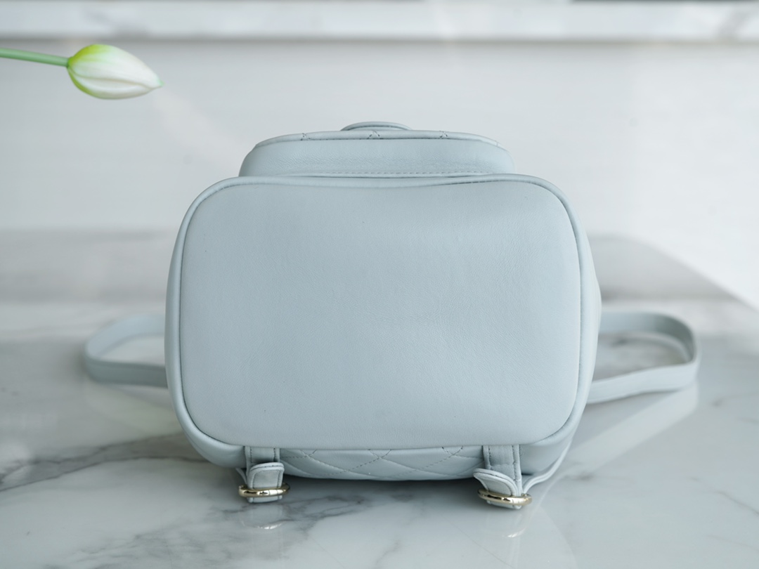 샤넬 22A 듀마 포켓 백 라이트 블루