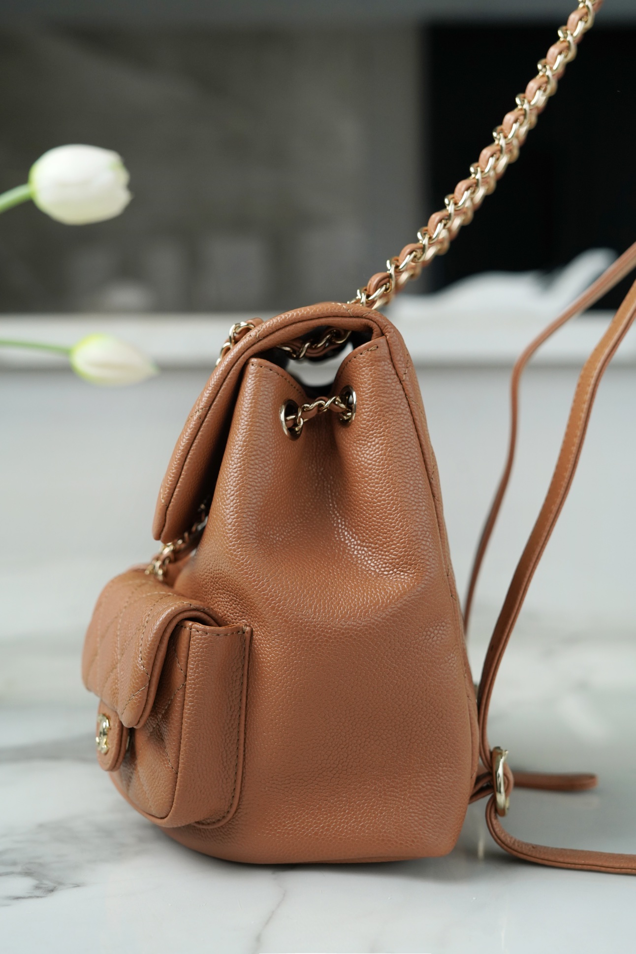 샤넬 23A 듀마 더블 포켓 백 라지 카라멜