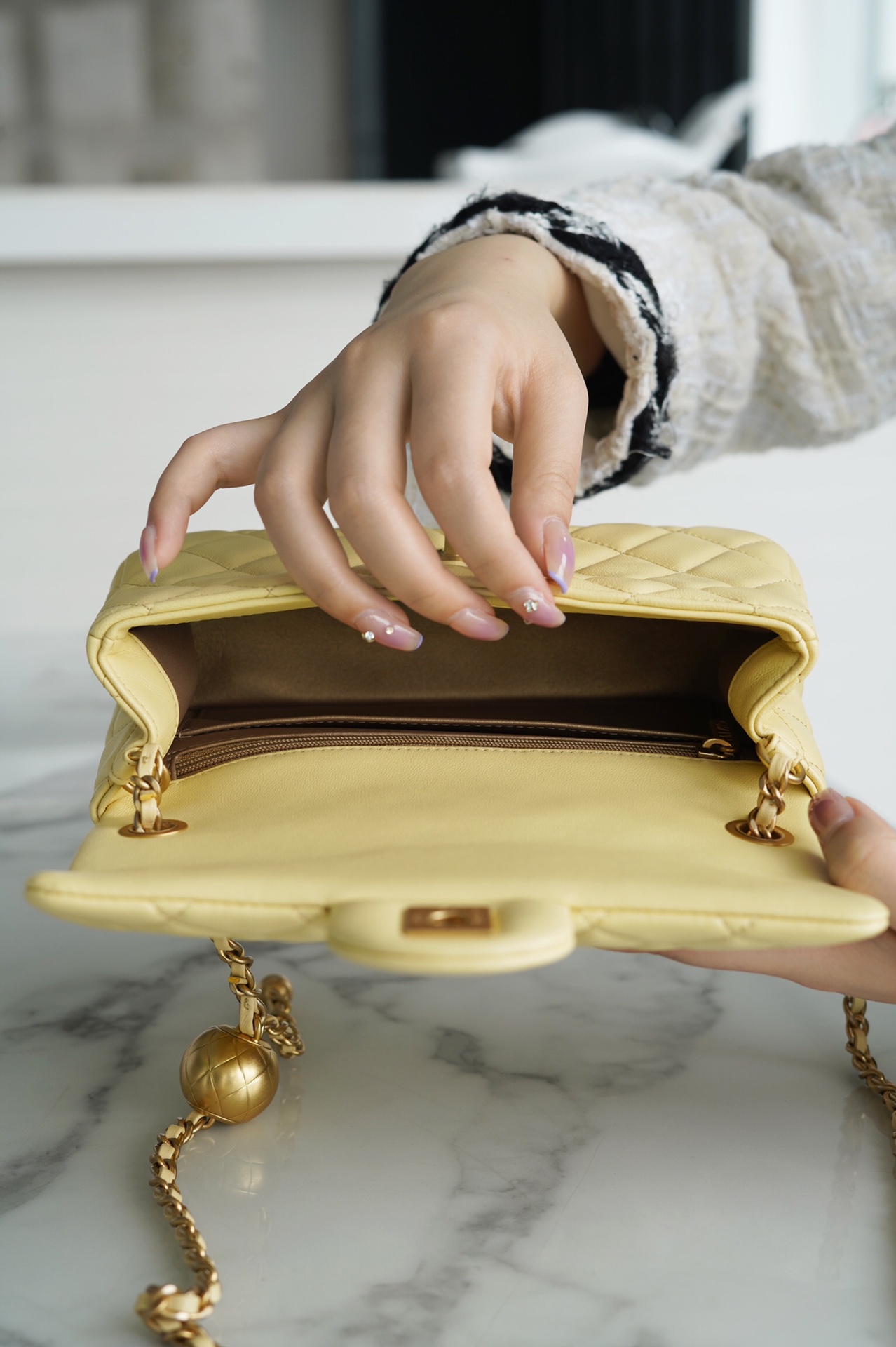 샤넬 클래식 골드볼 플랩백 미니 옐로우