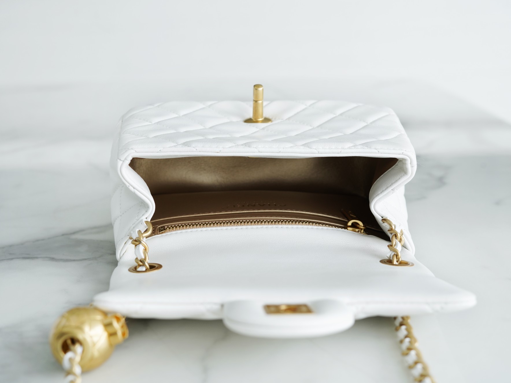샤넬 클래식 골드볼 플랩백 미니 화이트