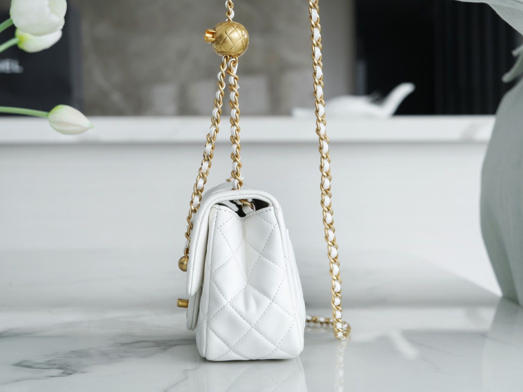 샤넬 클래식 골드볼 플랩백 미니 화이트