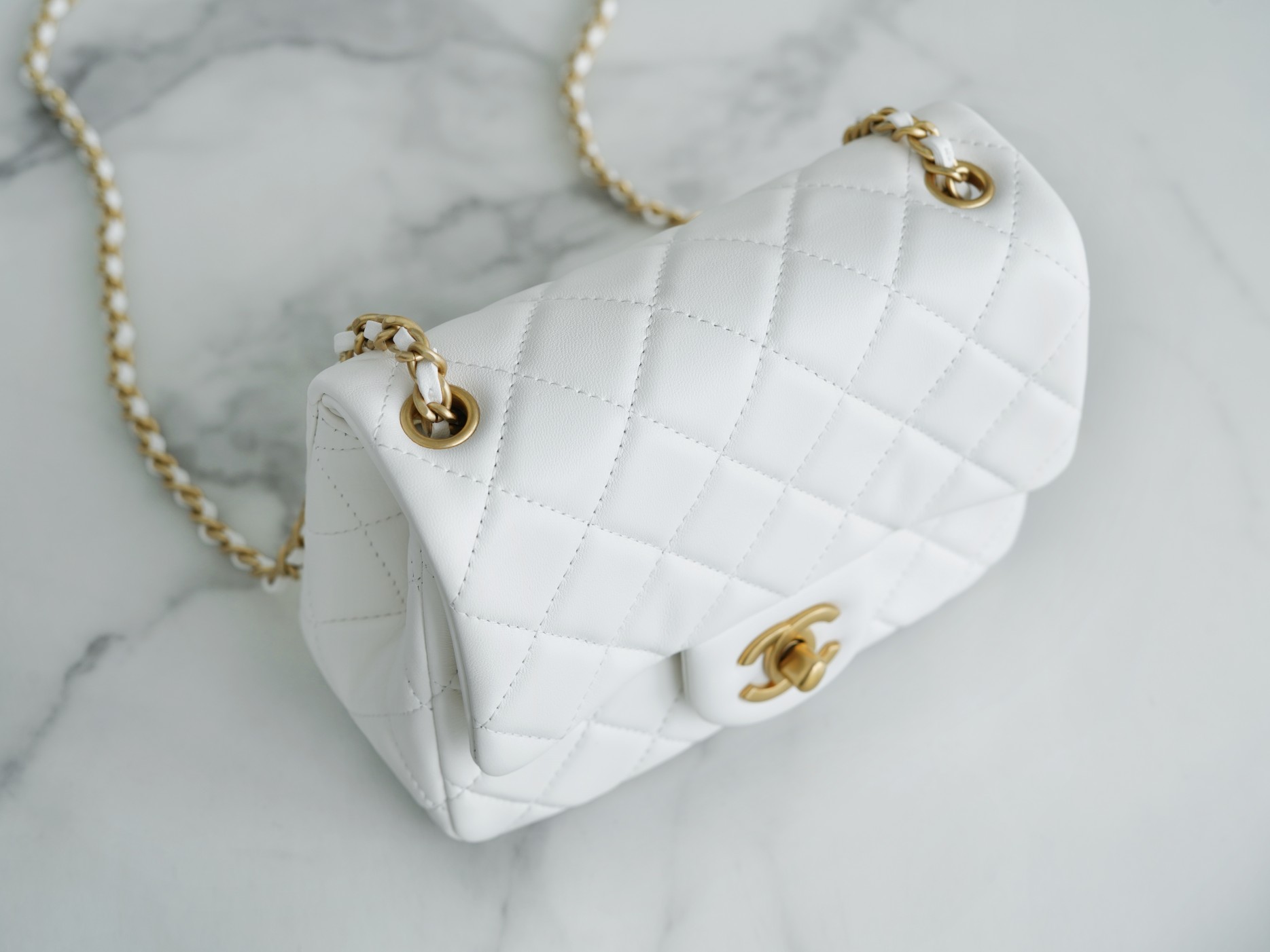 샤넬 클래식 골드볼 플랩백 미니 화이트