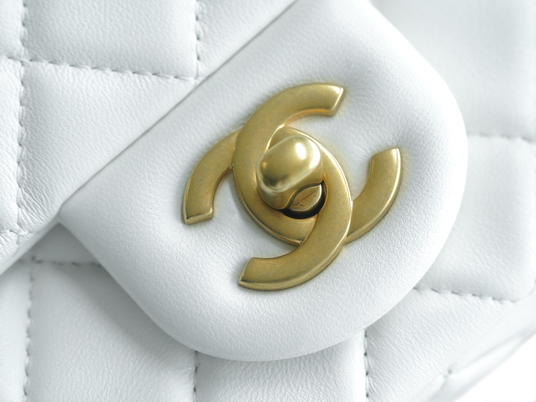 샤넬 클래식 골드볼 플랩백 미니 화이트