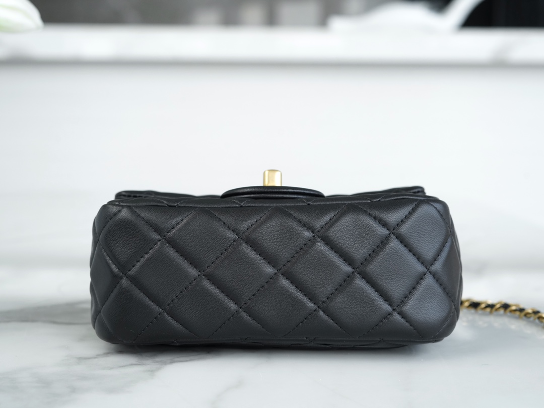 샤넬 클래식 골드볼 플랩백 미니 블랙