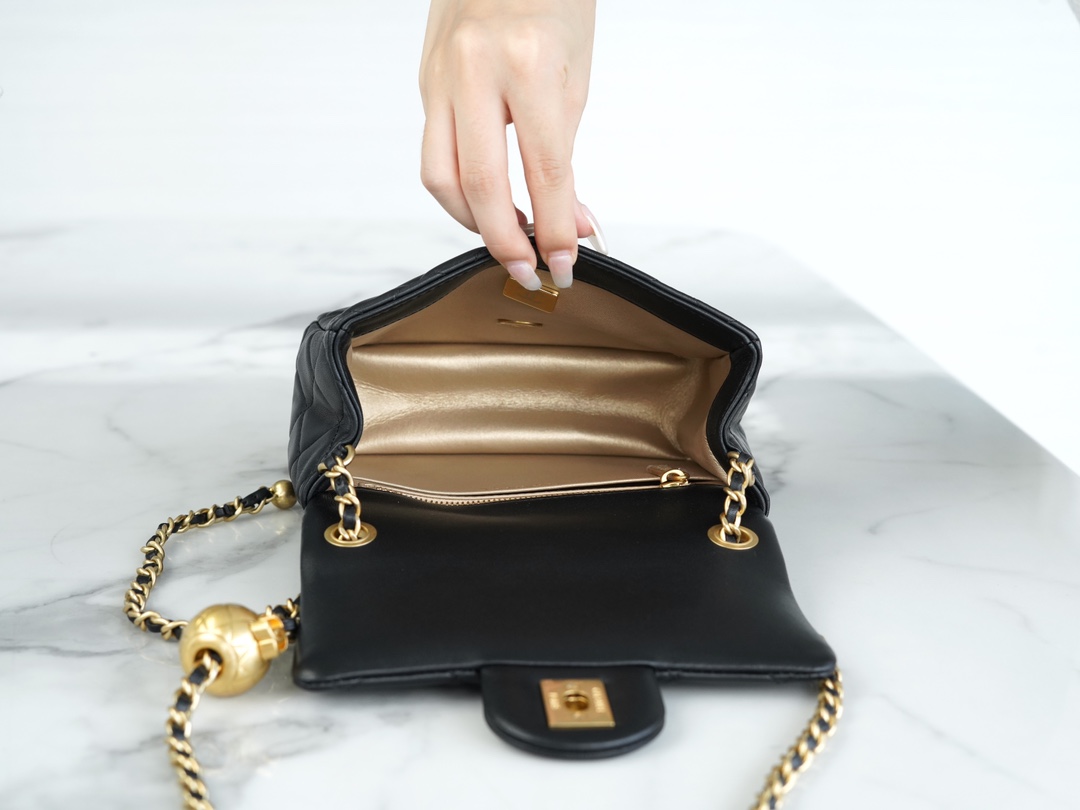 샤넬 클래식 골드볼 플랩백 미니 블랙