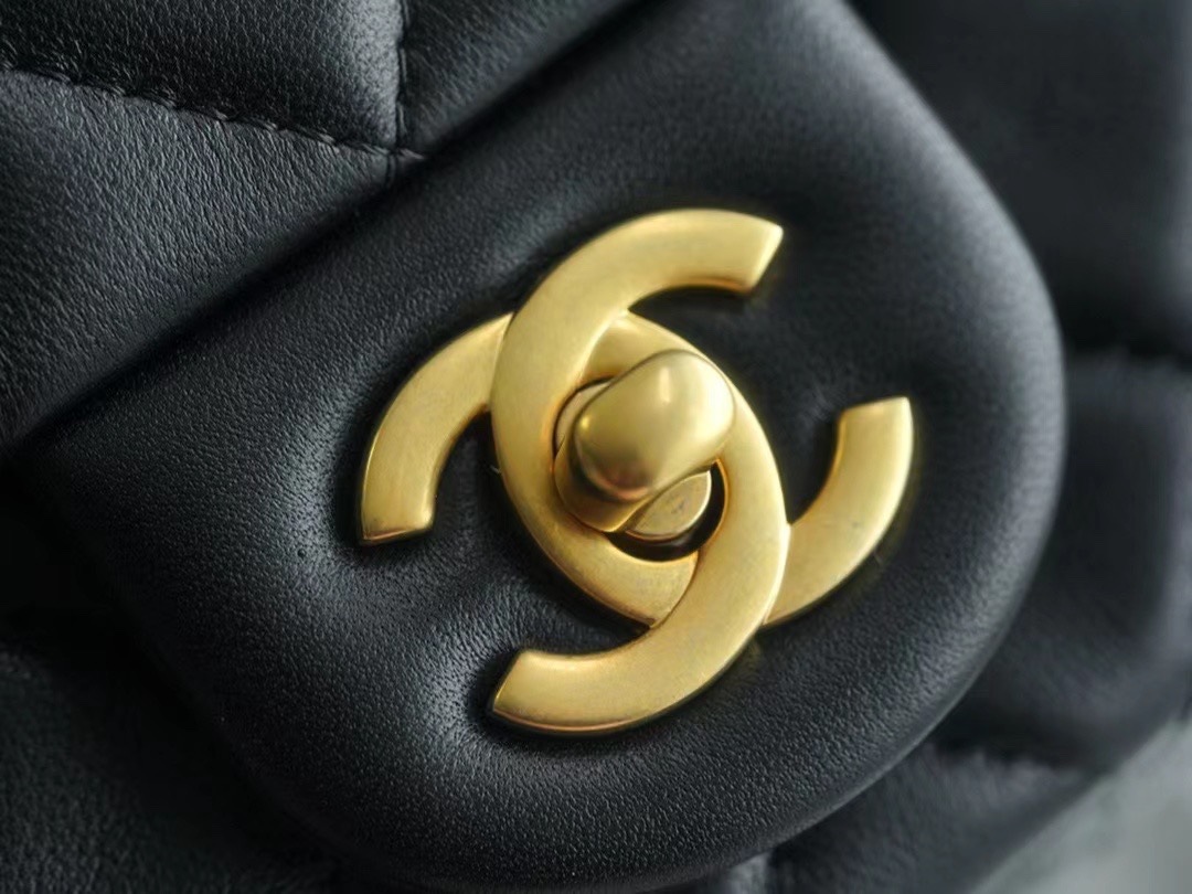샤넬 클래식 골드볼 플랩백 미니 블랙