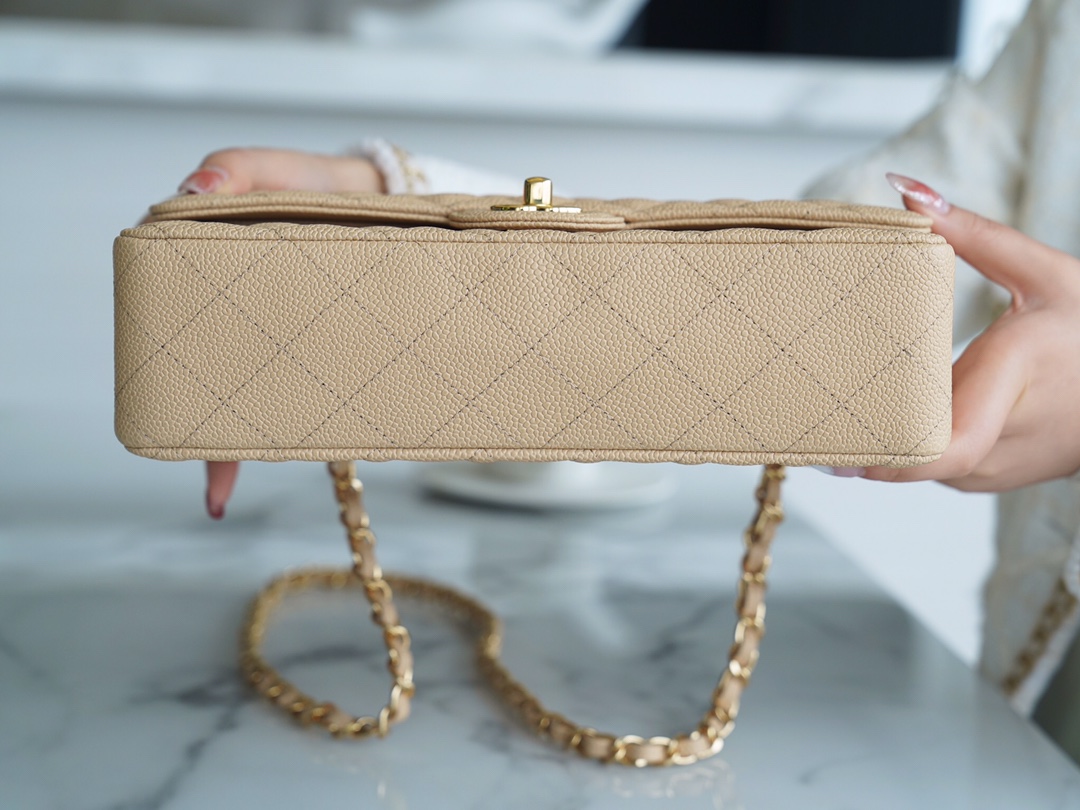 샤넬 클래식 미듐 베이지 금장 캐비어