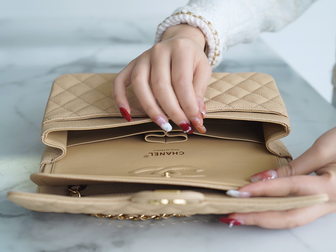 샤넬 클래식 미듐 베이지 금장 캐비어