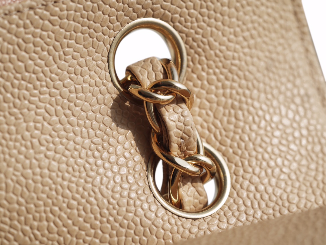 샤넬 클래식 미듐 베이지 금장 캐비어