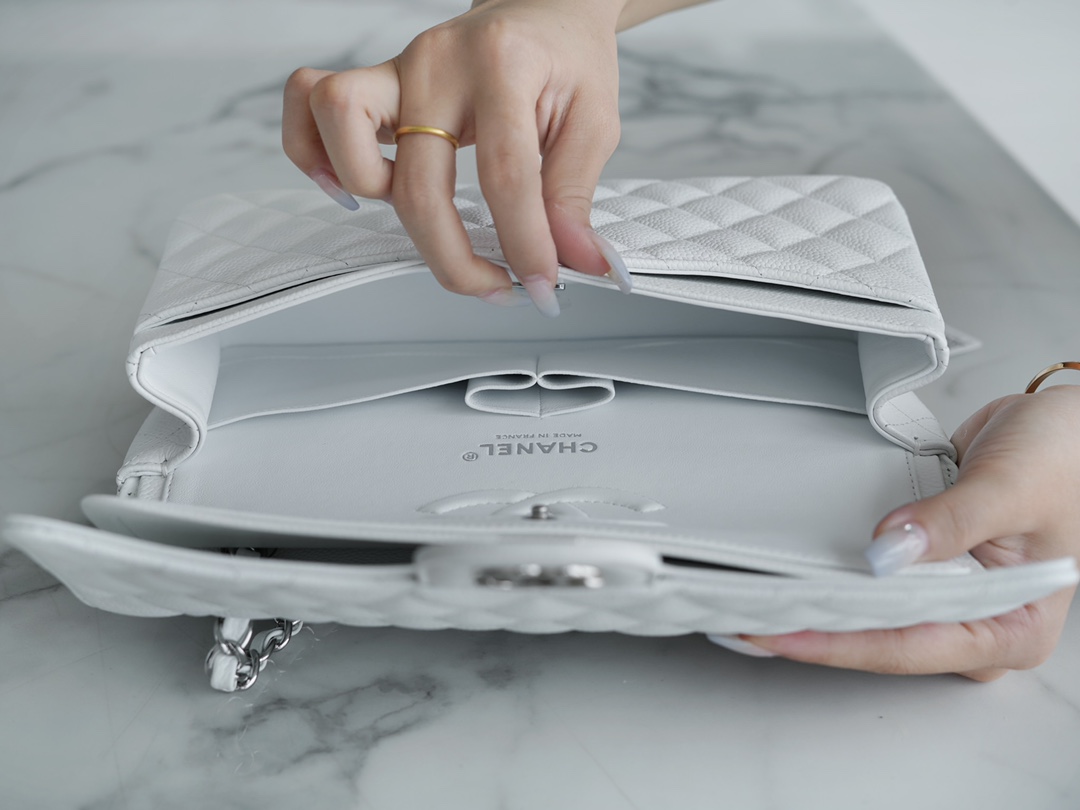 샤넬 클래식 미듐 화이트 은장 캐비어