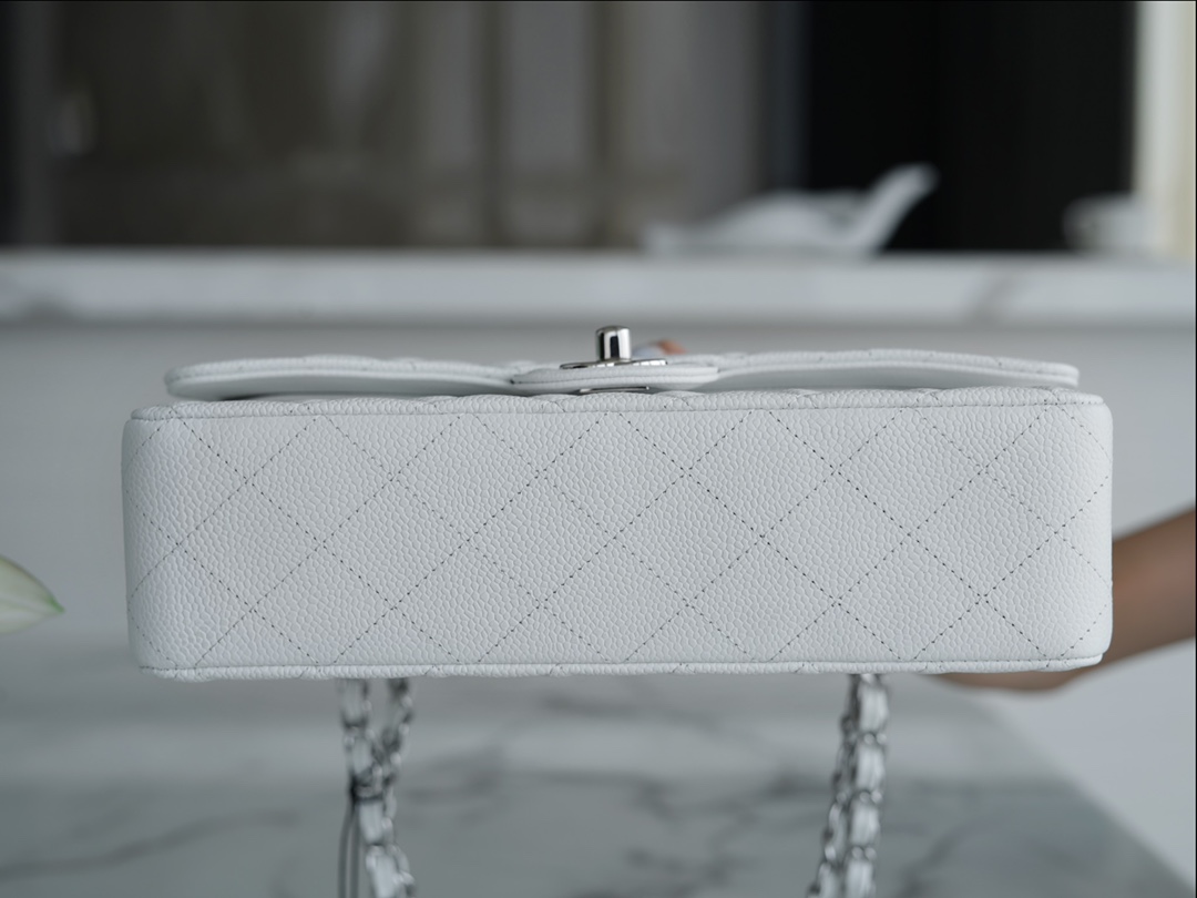 샤넬 클래식 미듐 화이트 은장 캐비어