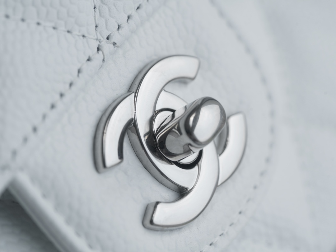 샤넬 클래식 미듐 화이트 은장 캐비어