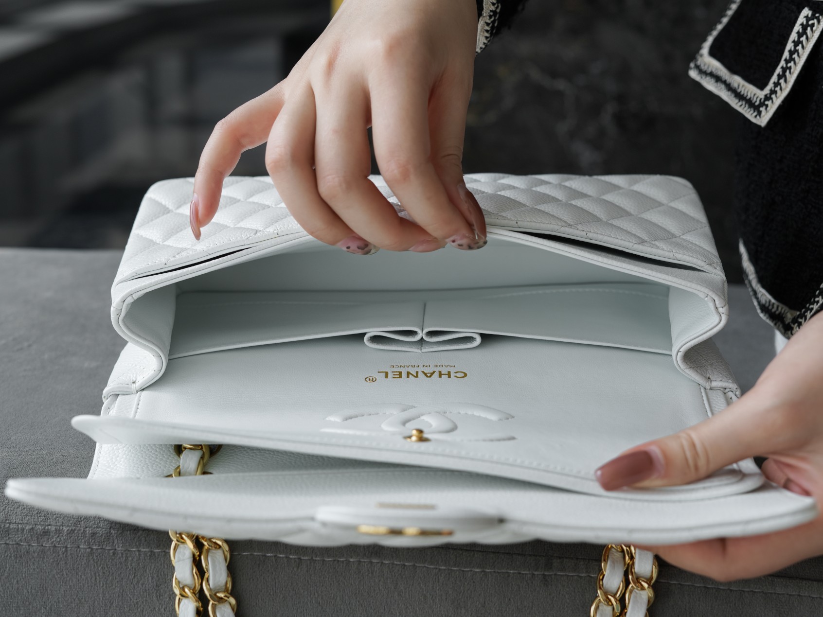 샤넬 클래식 미듐 화이트 금장 캐비어