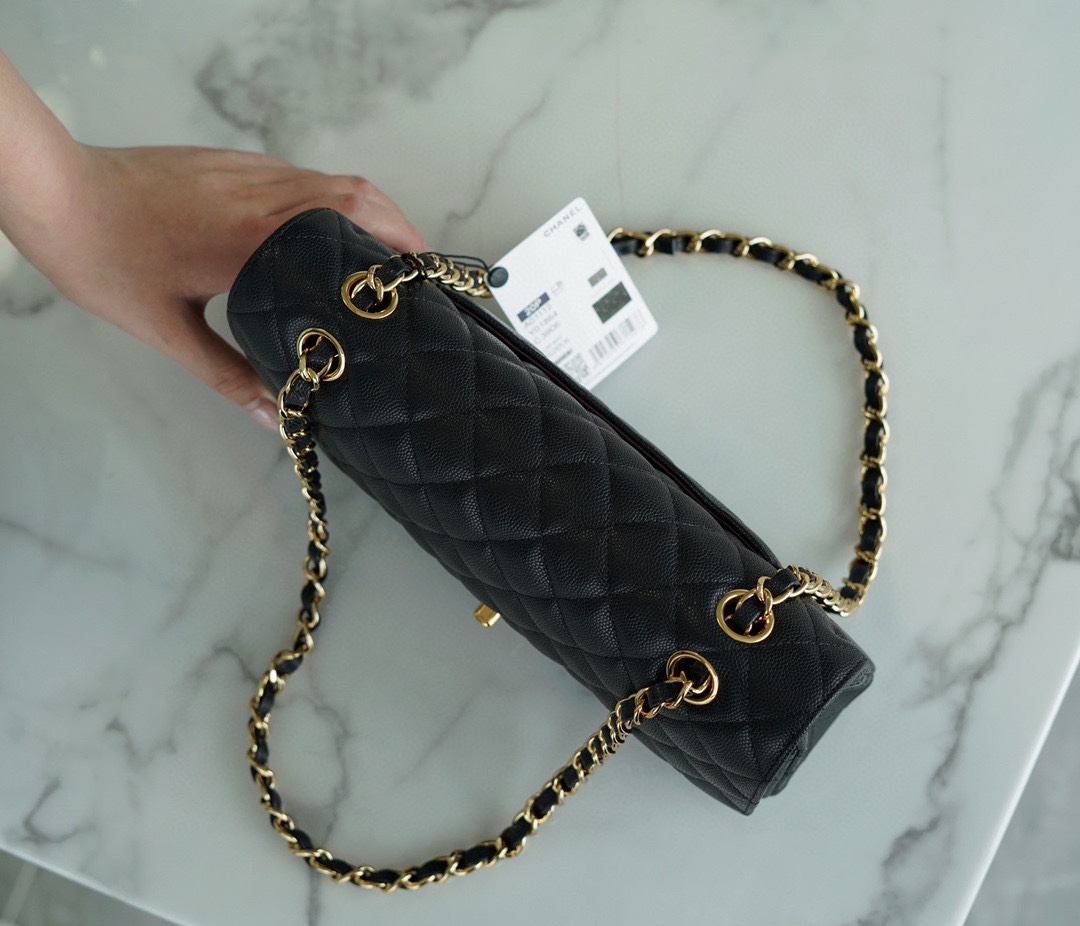 샤넬 클래식 미듐 블랙 금장 캐비어